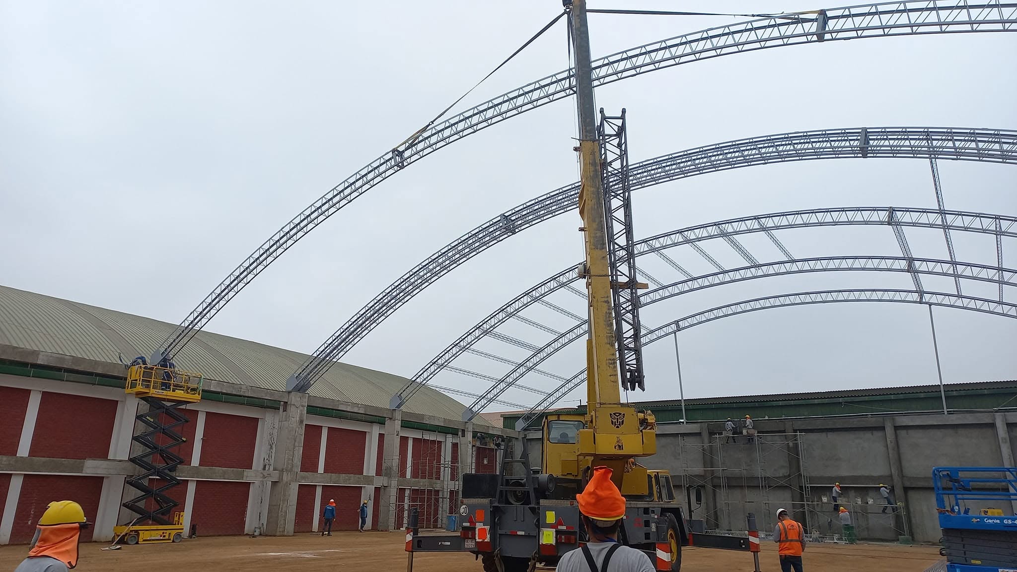 Estructura Metálica Real en construcción con soldadura y vigas